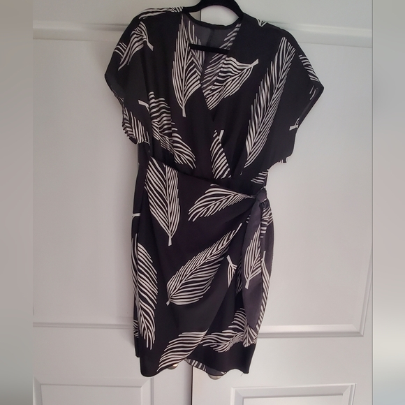 Source Unknown Black and White V-Neck Sheath Mini Dress - Picture 3 of 3